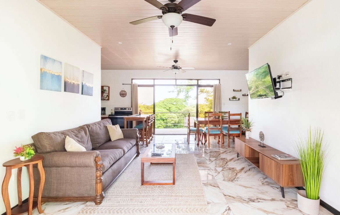 Suite, Balkon, Blick auf den Innenhof | Wohnbereich | 40-Zoll-Smart-TV mit Digitalempfang, Netflix, Streaming-Dienste