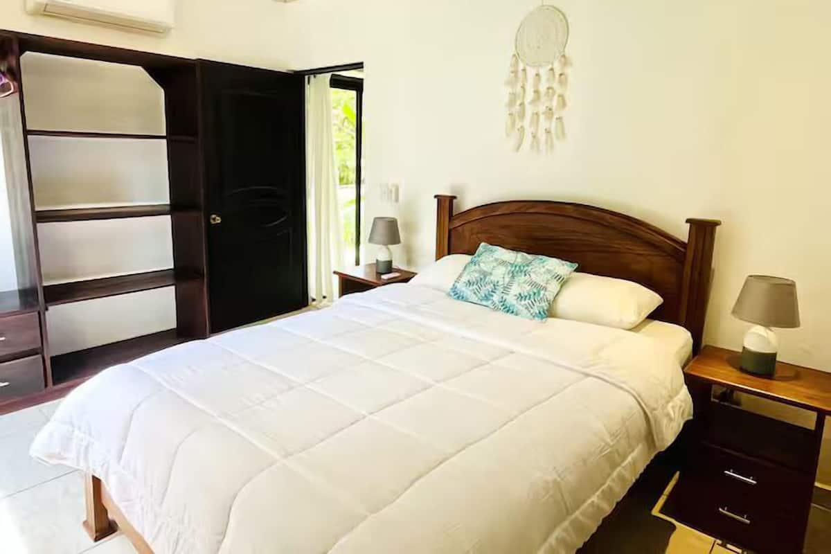 Apartamento, balcón, vistas a la piscina | Escritorio, espacio para trabajar con un portátil, wifi gratis