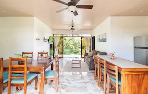 Suite, balcón, vista al patio | Servicio a la habitación