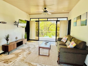 Suite, balcón, vistas al patio | Zona de estar | Smart TV de 40 pulgadas con canales digitales, Netflix