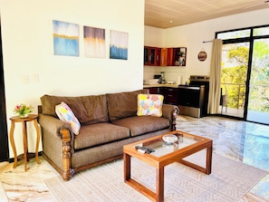 Suite, balcón, vistas al patio | Zona de estar | Smart TV de 40 pulgadas con canales digitales, Netflix