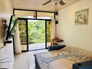 Departamento, balcón, vista a la alberca | Escritorio, espacio para trabajar con laptop y wifi gratis