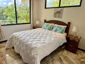 スイート バルコニー コートヤードビュー | デスク、ノートパソコン用作業スペース、WiFi (無料)