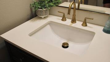 Ducha, secador de pelo, toallas y jabón