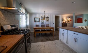 Microwave, oven, stovetop, dishwasher - Stylized Captain's House (Captain Cook)