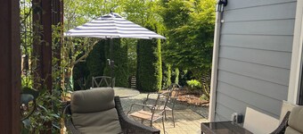 Emerald City Retreat: Cozy 2BR Home with Backyard & Patio