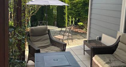 Emerald City Retreat: Cozy 2BR Home with Backyard & Patio