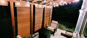 Emerald City Retreat: Cozy 2BRM Apartment with Backyard & Patio