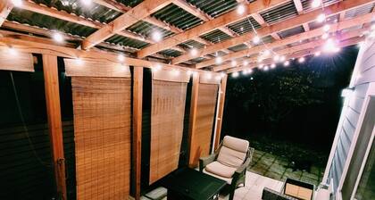 Emerald City Retreat: Cozy 2BR Apartment with Backyard & Patio