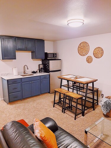Emerald City Retreat: Cozy 2BRM Apartment with Backyard & Patio