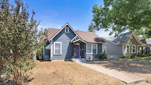 A residential house with a front yard, a driveway, and a small tree. - *Mins To Methodist Hospital* Lux & Cozy* (San Antonio)