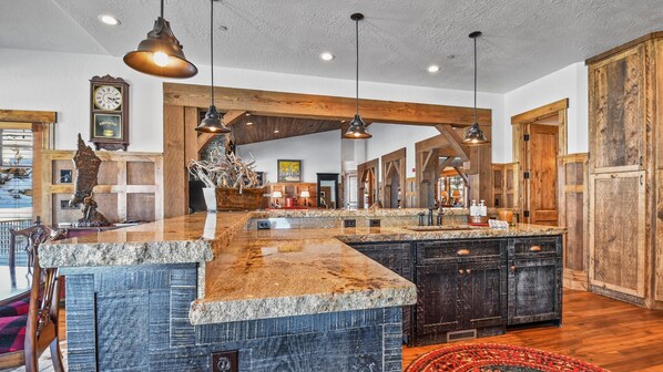 Fridge, microwave, oven, stovetop - Rustic Modern Retreat with Panoramic Views in Tuhaye (Hideout)