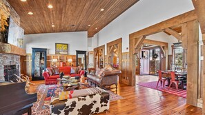 TV, fireplace - Rustic Modern Retreat with Panoramic Views in Tuhaye (Hideout)