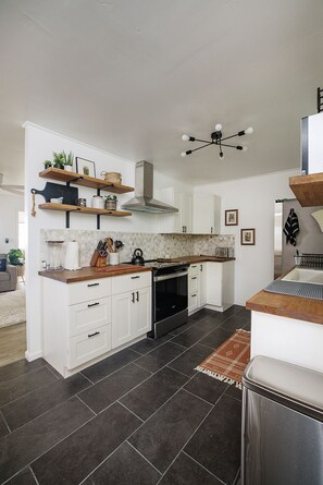 Microwave, oven, stovetop, dishwasher - Lihau Boho House (Kailua-Kona)