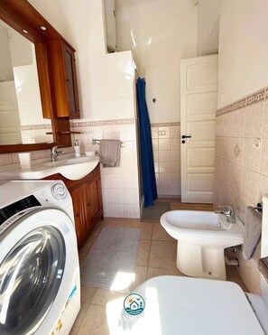 Regadera, secadora de cabello, bidet, toallas 
