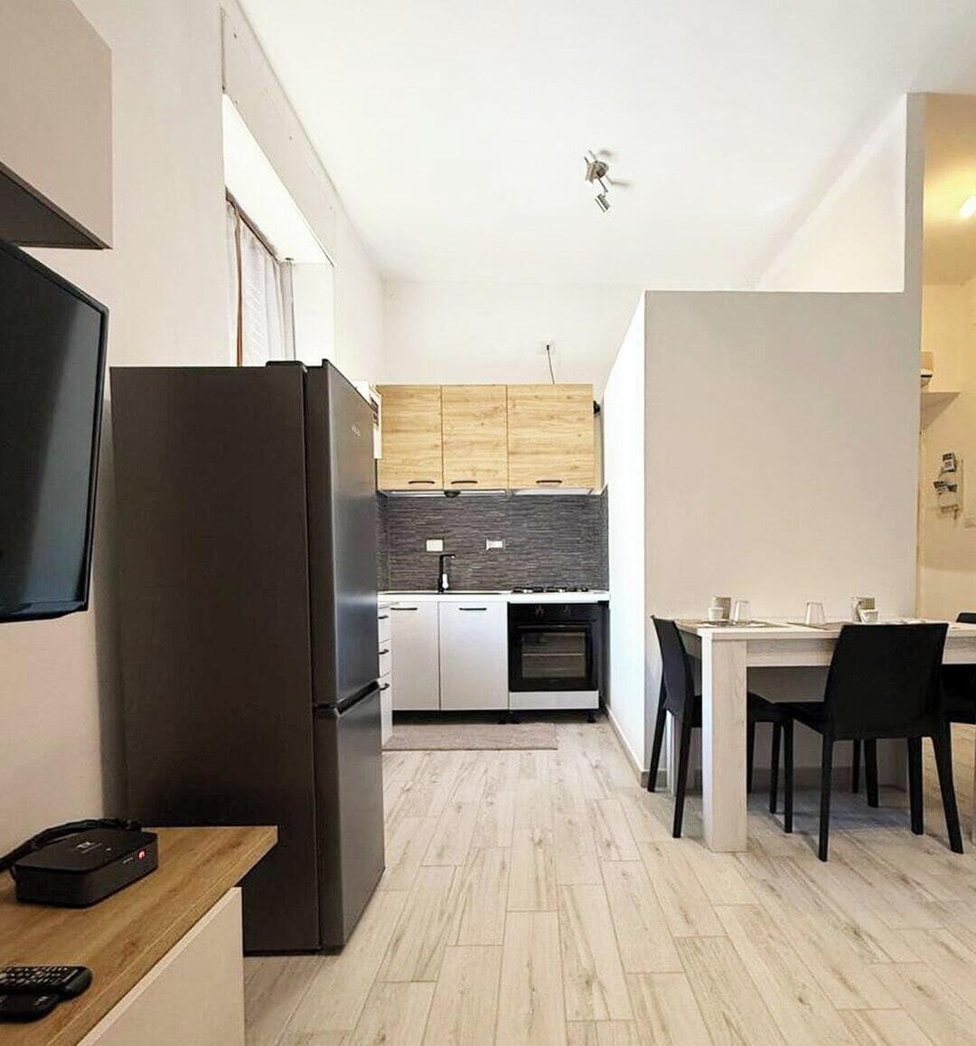 Fridge, oven, stovetop, electric kettle