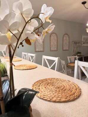 Dining - New luxury Beach Condo“Casa del Mar” Walk to beach, resort style amenities (New Smyrna Beach)