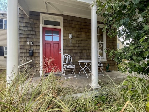 1 Block to Washington Street Mall. Pet Friendly.