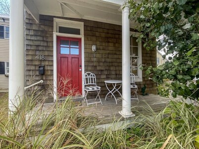 1 Block to Washington Street Mall. Pet Friendly.