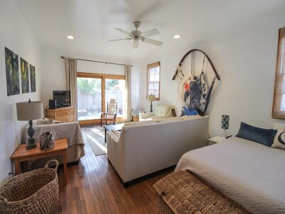 1 Block to Washington Street Mall. Pet Friendly.