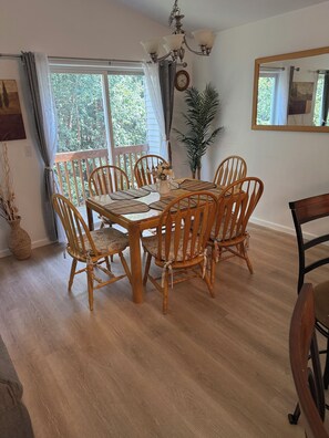 Dining - Lovely 3-bedroom townhome in Anchorage (Anchorage)