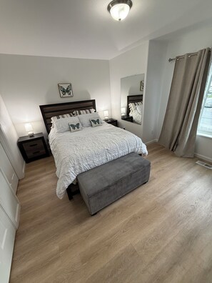 3 室のベッドルーム、デスク、アイロン / アイロン台、WiFi (無料)