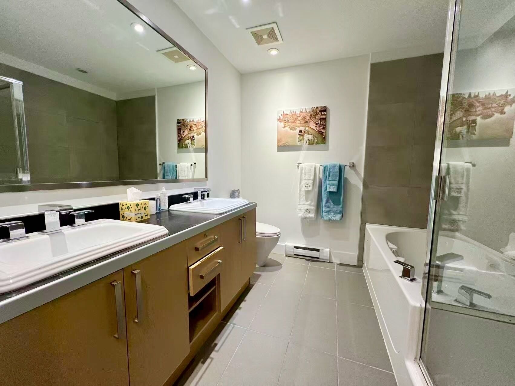 Sèche-cheveux, serviettes fournies, savon, papier toilette