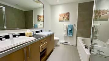 SĂšche-cheveux, serviettes fournies, savon, papier toilette