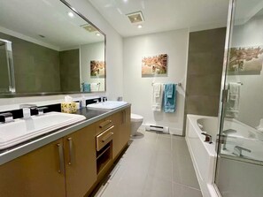 Sèche-cheveux, serviettes fournies, savon, papier toilette