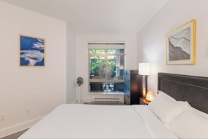 3 bedrooms, iron/ironing board, WiFi, bed sheets - Spacious Modern 3BR Condo at UBC - Ideal for Families & Scholars (Vancouver)