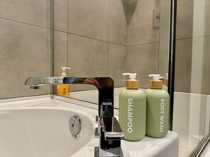 Sèche-cheveux, serviettes fournies, savon, papier toilette