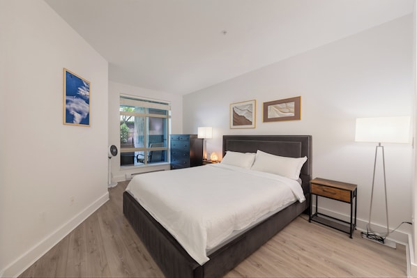 3 bedrooms, iron/ironing board, WiFi, bed sheets - Spacious Modern 3BR Condo at UBC - Ideal for Families & Scholars (Vancouver)
