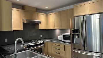 Een koelkast, een microgolfoven, een oven, een kookplaat