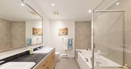 Spacious Modern 3BR Condo at UBC - Ideal for Families & Scholars