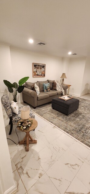 Smart TV - Surrounded by nature, come stay in this 2 bedroom private,  serene location (Southold)