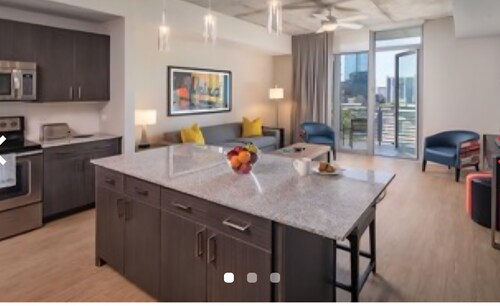 Hotel suite with 1 bedroom and Kitchen in charming Austin