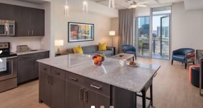 Hotel suite with 1 bedroom and Kitchen in charming Austin