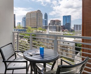 Outdoor dining - Hotel suite with 1 bedroom and Kitchen in charming Austin (Austin)