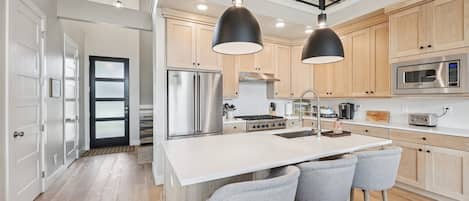 Kylskåp, mikrovågsugn, ugn och spishäll