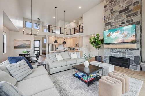 Modern Mountain Getaway | 4BR Townhome | Minutes to Deer Valley