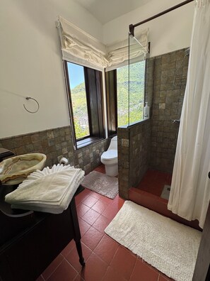 Douche, serviettes fournies, savon, papier toilette