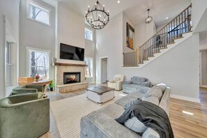 Smart-tv, eldstad och en stereo