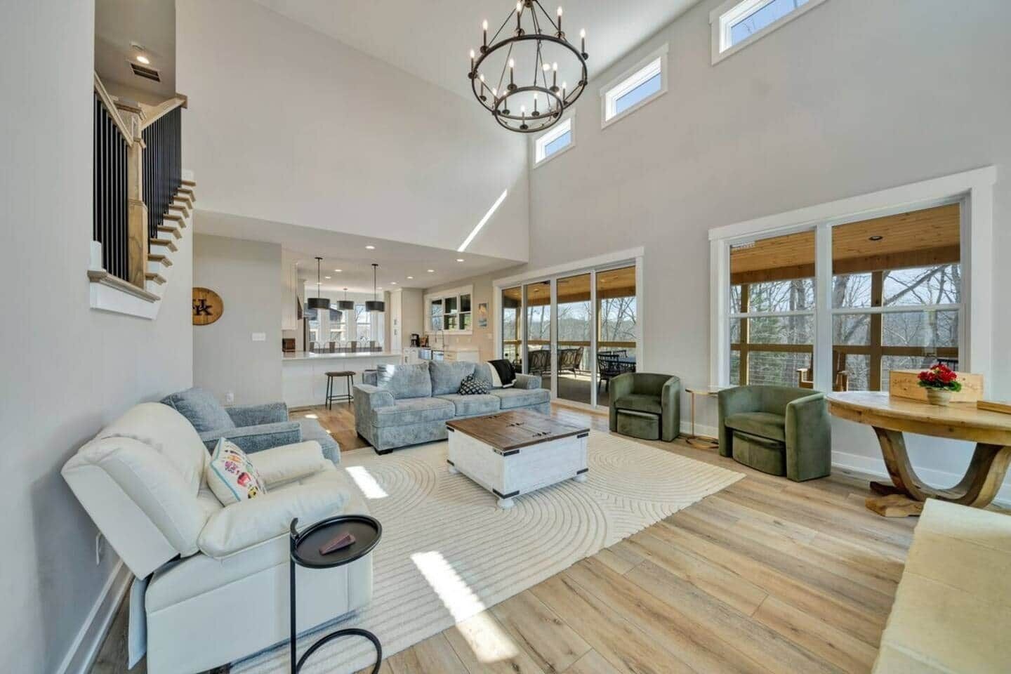 TV connectée, cheminée, chaîne hi-fi