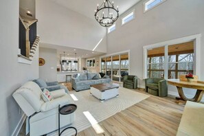 Smart-tv, eldstad och en stereo