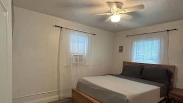 Een strijkplank/strijkijzer, wifi, beddengoed