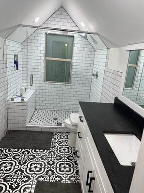 Shower, towels, soap, toilet paper - Must See at Lake Wedowee! Year-round deep water that comfortably sleeps 14-16. (Wedowee)