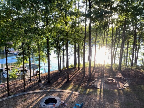 Must See at Lake Wedowee!  Year-round deep water that comfortably sleeps 14-16.