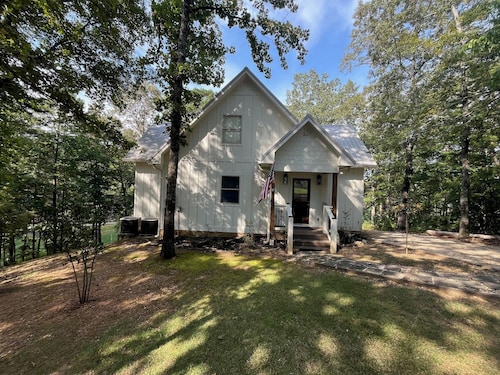 Must See at Lake Wedowee!  Year-round deep water that comfortably sleeps 14-16.