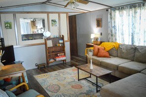 TV - 3-bedroom building in enchanting Harpers Ferry with AC (Harpers Ferry)