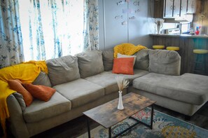 TV - 3-bedroom building in enchanting Harpers Ferry with AC (Harpers Ferry)